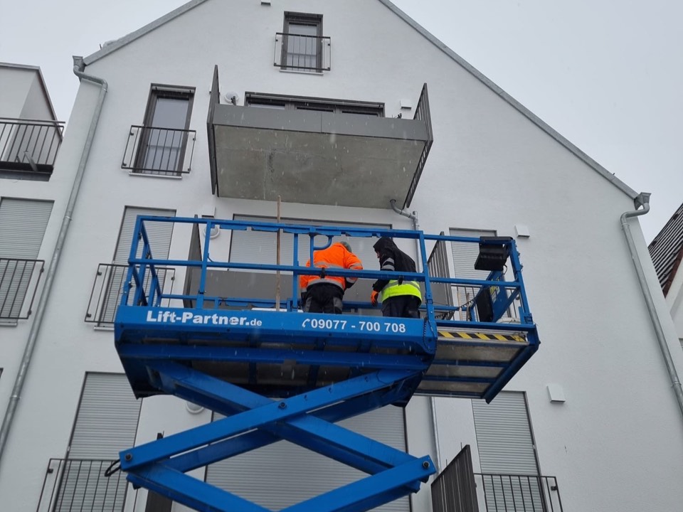 Installation of balcony balustrades from a lifting platform in Ulm