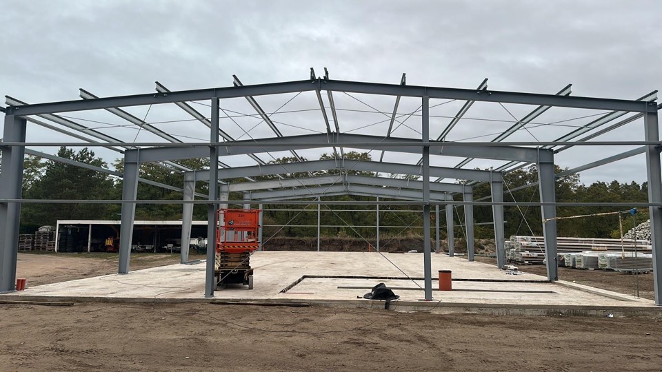 Steel structure of an industrial hall in Berlin erected by COME WORKS (2025)